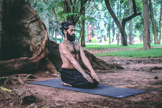 5 delle posizioni yoga più rilassanti che ci aiutano a dormire meglio